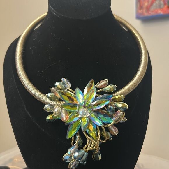 Elegant Gold and Iridescent Floral Necklace - Picture 3 of 4